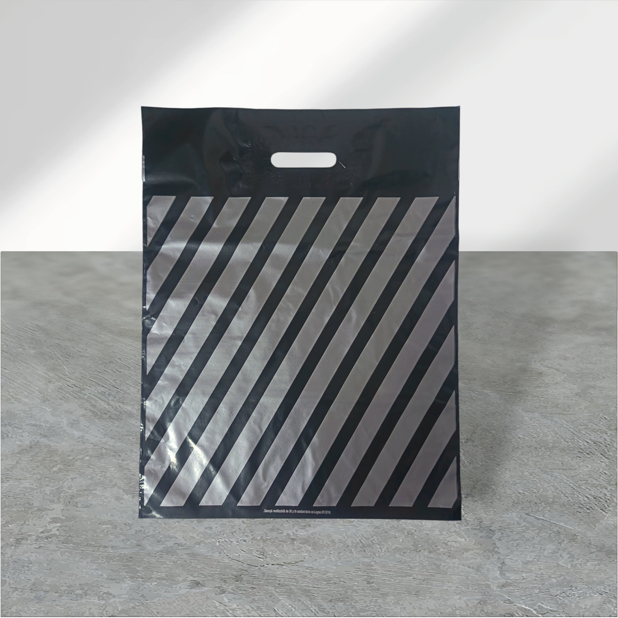 Sacosa neagra cu dungi 50x40cm